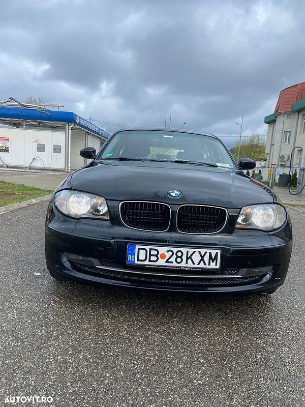 Culoarenegru Utilizat 2009 BMW 118 Hatchback | 3.000 EUR (Preț OK) - Imagine 1/4