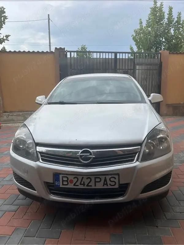 Second-hand Opel Astra 107 CP (78 kW) 2010 Argintiu Hatchback