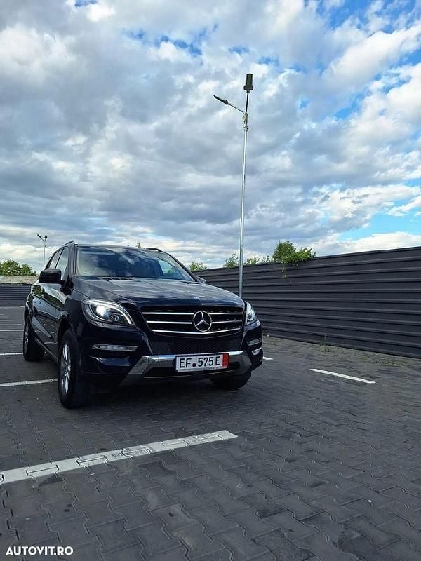 Culoarealbastru Utilizat 2012 Mercedes ML350 SUV | 12.990 EUR (Super Preț) - Imagine 1/4