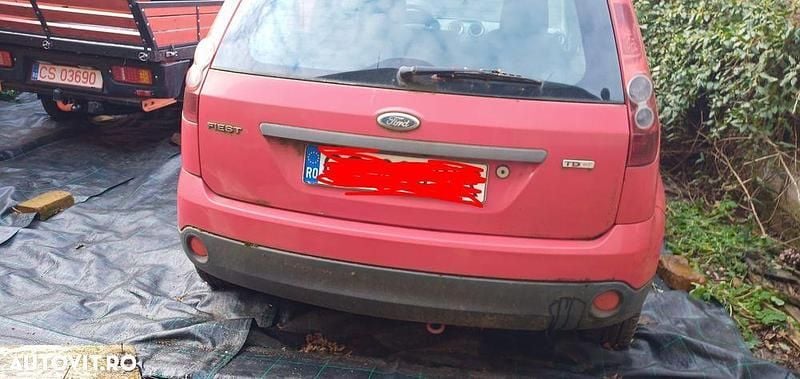 Second-hand Ford Fiesta Ghia 68 CP (50 kW) 2006 Culoarerosu Hatchback