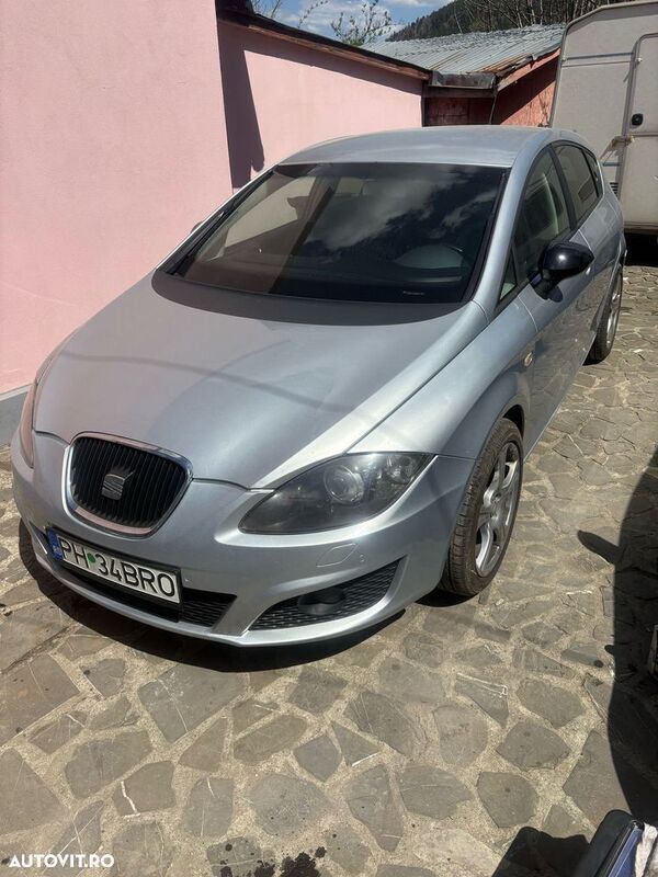Gri Utilizat 2011 Seat Leon Hatchback | 3.900 EUR (Preț bun) - Imagine 1/4