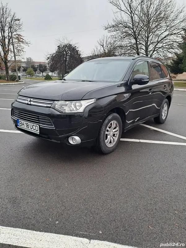 Negru Utilizat 2014 Mitsubishi Outlander P-HEV SUV | 9.100 EUR (Preț bun) - Imagine 1/4