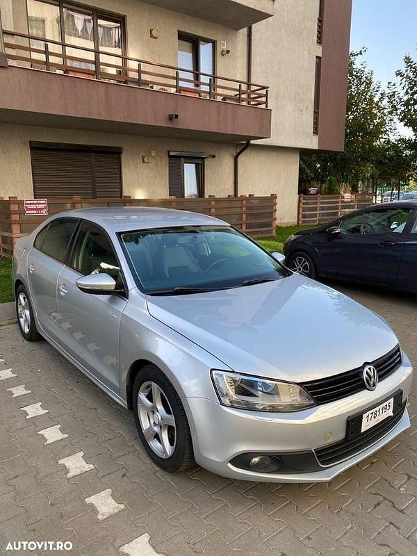 Culoareargint Utilizat 2011 VW Jetta Highline Berlinǎ | 5.700 EUR (Preț OK) - Imagine 1/4