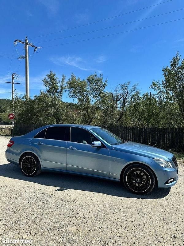 Second-hand Mercedes E250 204 CP (150 kW) 2010 Culoarealbastru Berlinǎ