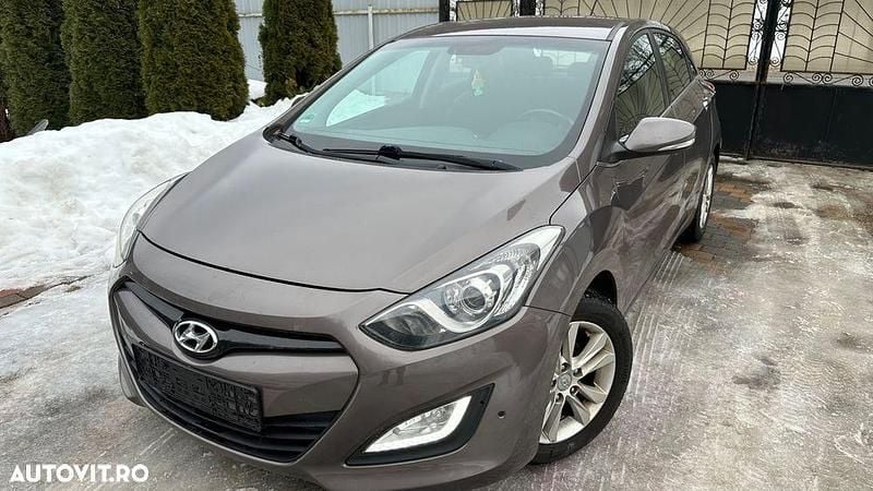 Second-hand Hyundai i30 Style 128 CP (94 kW) 2012 Culoaremaro Hatchback