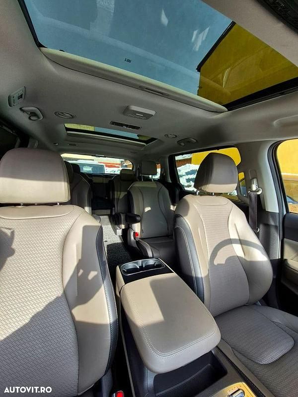 Second-hand Kia Carnival 240 CP (176 kW) 2024 Culoaregri Monovolum