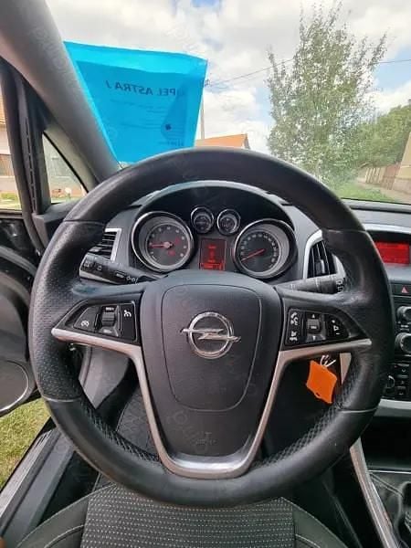 Second-hand Opel Astra 140 CP (102 kW) 2011 Berlinǎ