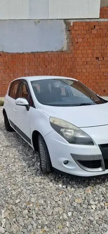 Alb Utilizat 2011 Renault Scénic III Monovolum | 3.190 EUR (Preț bun) - Imagine 1/4