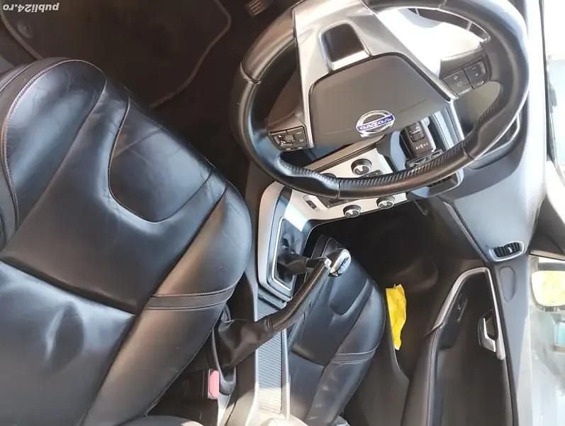 Utilizat 2014 Volvo V40 Break | 6.300 EUR (Preț OK) - Imagine 1/4