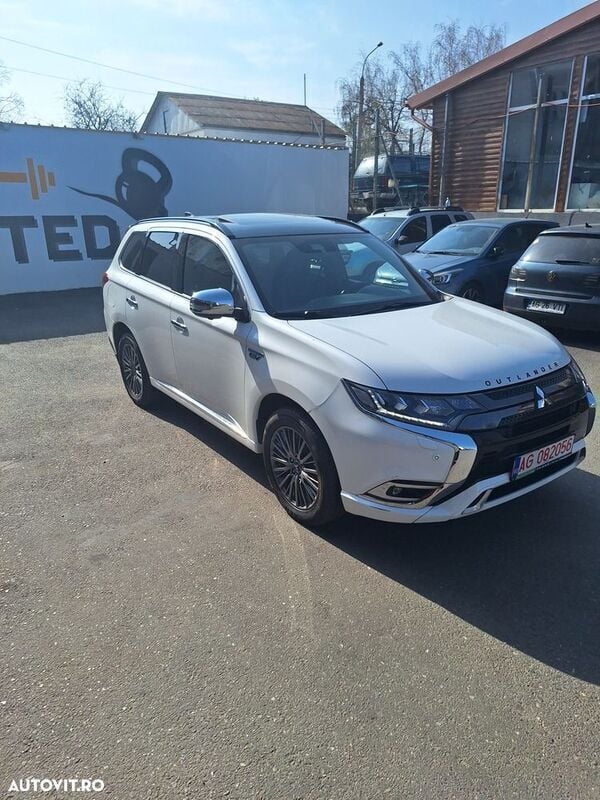 Alb Utilizat 2020 Mitsubishi Outlander P-HEV Top SUV | 22.700 EUR - Imagine 1/4