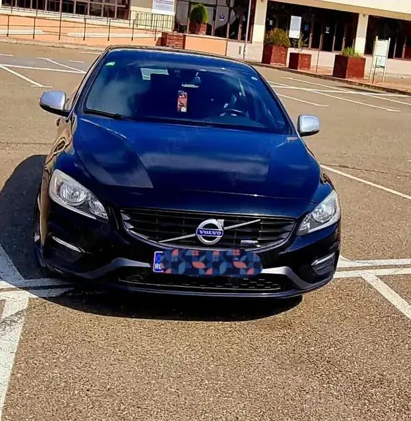 Utilizat 2015 Volvo V60 R-Design Break | 7.900 EUR (Preț OK) - Imagine 1/4