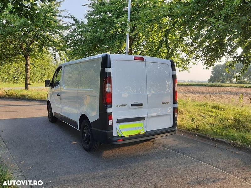 Culoarealb Utilizat 2017 Renault Trafic Authentique Monovolum | 9.600 EUR - Imagine 1/4