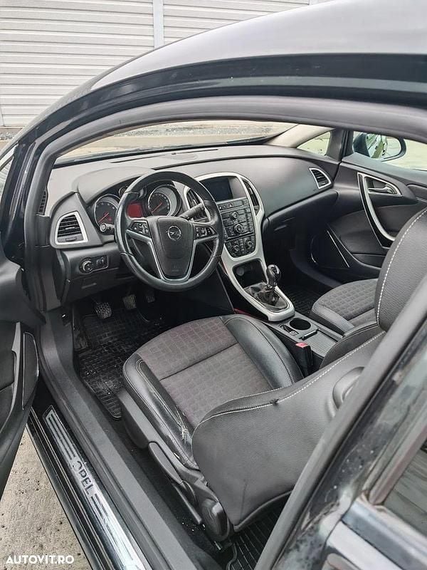 Second-hand Opel Astra Enjoy 179 CP (131 kW) 2011 Culoarenegru Coupe