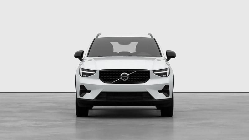 Second-hand Volvo XC40 Plus 2025 ["crystal white"] SUV