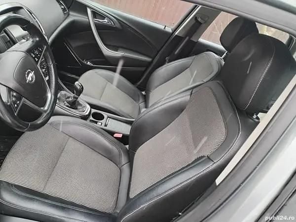 Gri Utilizat 2010 Opel Astra Hatchback | 3.000 EUR (Preț bun) - Imagine 1/4