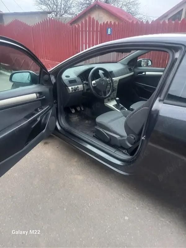 Second-hand Opel Astra 120 CP (88 kW) 2008 Negru Hatchback