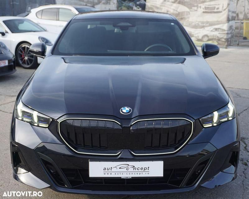 Culoarenegru Utilizat 2024 BMW 520 Comfort Edition Berlinǎ | 59.895 EUR (Scump) - Imagine 1/4