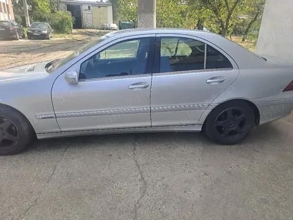 Second-hand Mercedes C220 150 CP (110 kW) 2004 Berlinǎ