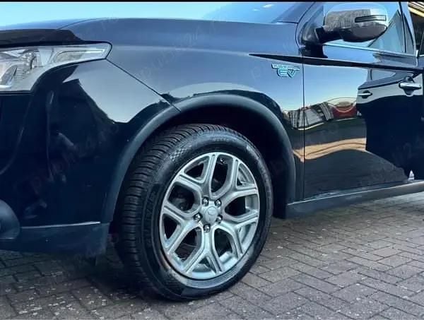 Second-hand Mitsubishi Outlander P-HEV 207 CP (152 kW) 2015 Negru SUV