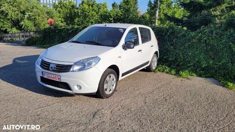 Alb Utilizat 2011 Dacia Sandero Hatchback | 2.190 EUR (Preț bun) - Imagine 1/4