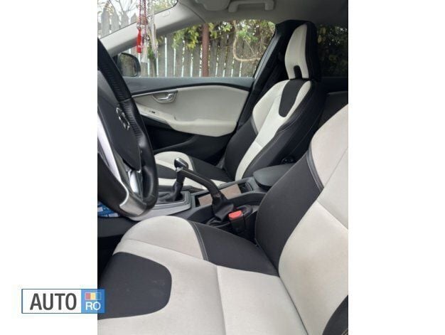 Alb Utilizat 2018 Volvo V40 Break | 18.000 EUR - Imagine 1/4