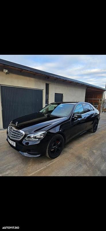 Culoarenegru Utilizat 2013 Mercedes E200 Berlinǎ | 8.900 EUR (Preț bun) - Imagine 1/4