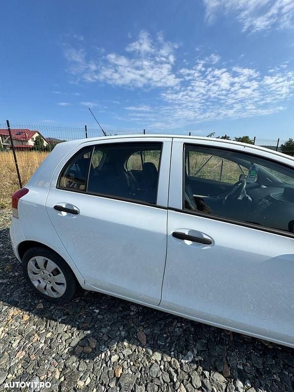 Second-hand Toyota Yaris Luna 90 CP (66 kW) 2011 Culoarealb Hatchback