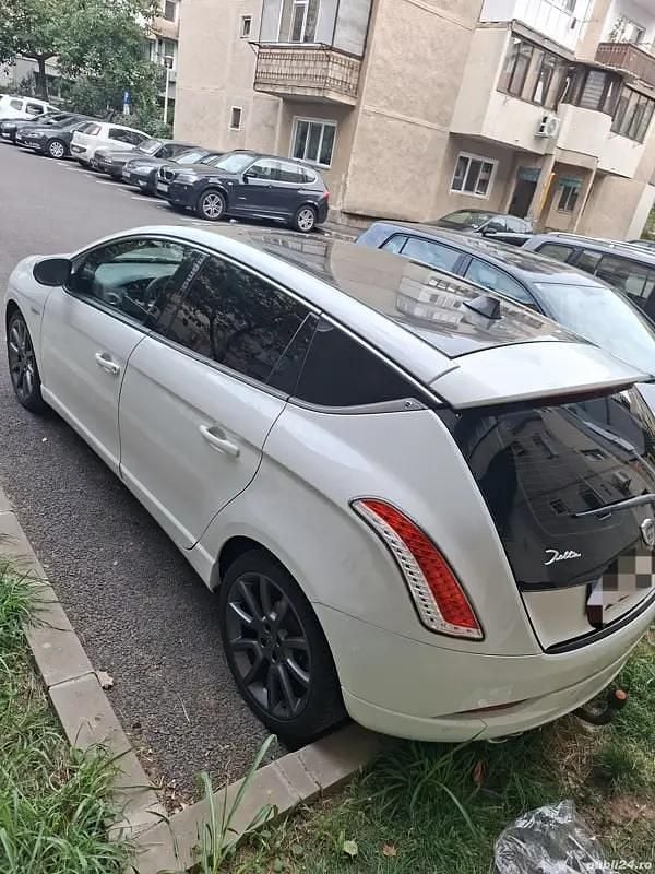 Alb Utilizat 2015 Lancia Delta Hatchback | 4.700 EUR - Imagine 1/4