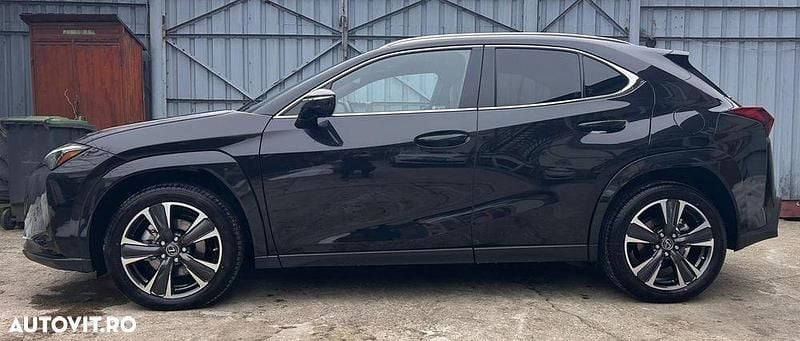 Second-hand Lexus UX 250h E-FOUR Luxury Line 177 CP (130 kW) 2024 Culoarenegru SUV