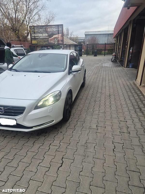 Second-hand Volvo V40 149 CP (109 kW) 2015 Culoarealb Hatchback