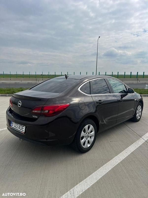 Second-hand Opel Astra 136 CP (100 kW) 2015 Culoaremaro Berlinǎ