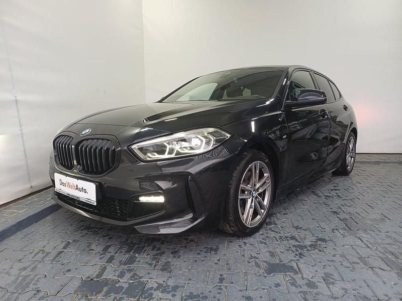 Negru metalic Utilizat 2022 BMW 118 Luxury Line Hatchback | 20.950 EUR (Preț OK) - Imagine 1/4