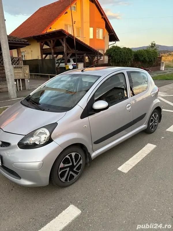 Gri Utilizat 2007 Toyota Aygo Hatchback | 4.900 EUR - Imagine 1/4