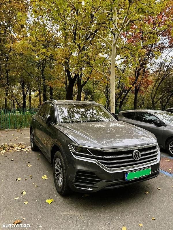 Culoaregri Utilizat 2018 VW Touareg Style SUV | 28.500 EUR (Super Preț) - Imagine 1/4