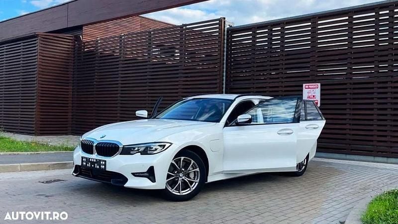 Alb Utilizat 2021 BMW 330e Sport Line Break | 21.990 EUR (Preț bun) - Imagine 1/4