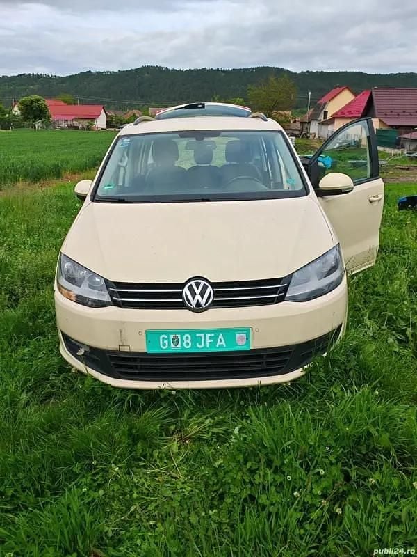 Bej Utilizat 2016 VW Sharan Monovolum | 7.200 EUR (Super Preț) - Imagine 1/4