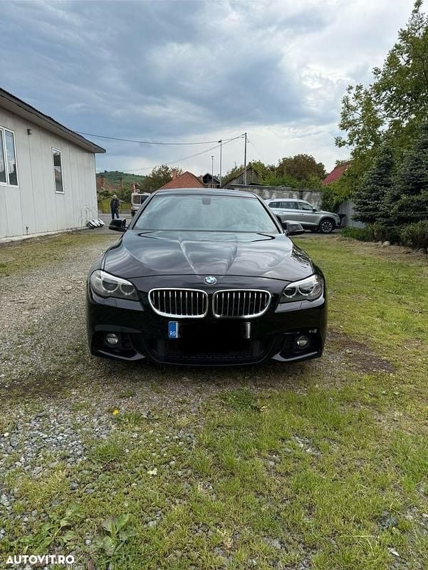 Culoarenegru Utilizat 2016 BMW 520 Comfort Edition Berlinǎ | 15.299 EUR (Preț bun) - Imagine 1/4
