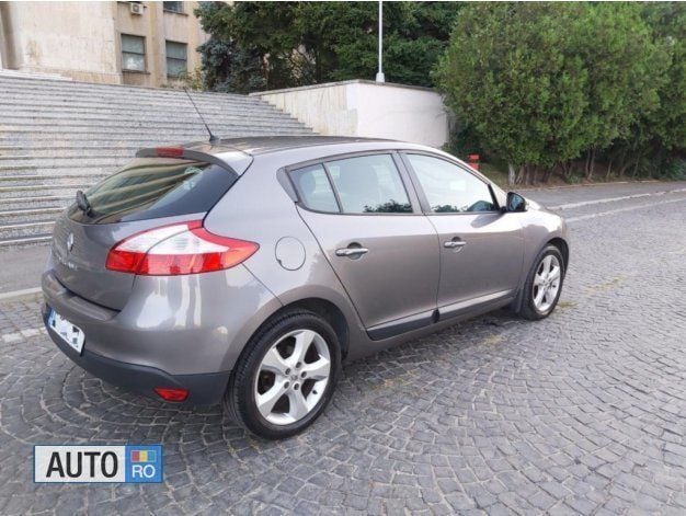 Gri Utilizat 2011 Renault Mégane III Hatchback | 5.350 EUR (Puțin scump) - Imagine 1/4