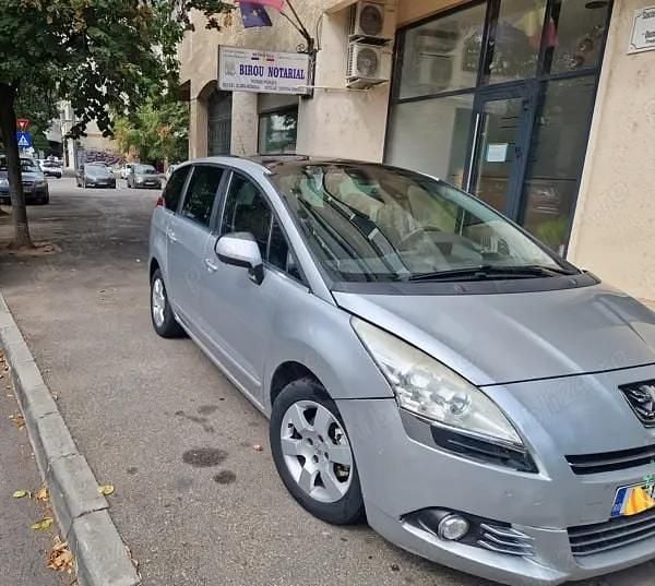Argintiu Utilizat 2013 Peugeot 5008 Monovolum | 2.900 EUR (Super Preț) - Imagine 1/4