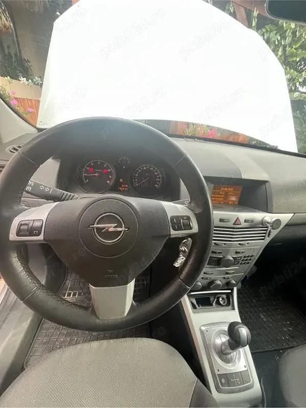 Second-hand Opel Astra 107 CP (78 kW) 2010 Argintiu Hatchback