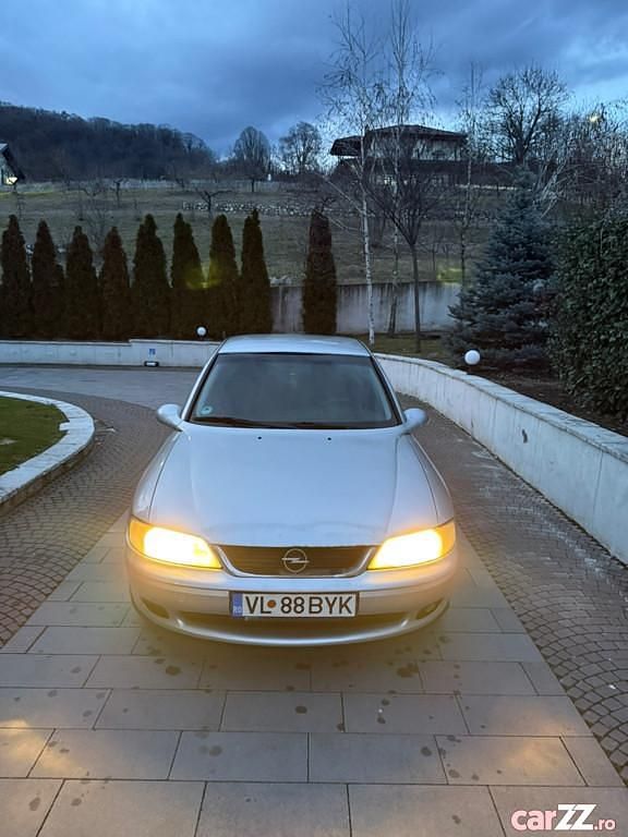 Second-hand Opel Vectra 101 CP (74 kW) 2001 Argintiu Berlinǎ