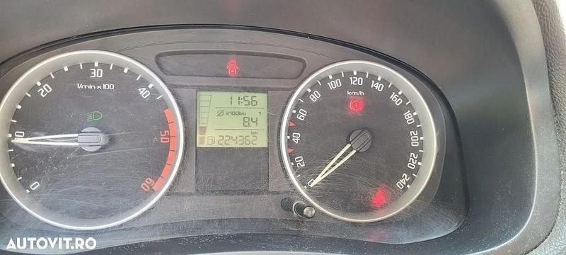 Culoarealb Utilizat 2009 Skoda Fabia Hatchback | 2.100 EUR (Preț bun) - Imagine 1/4