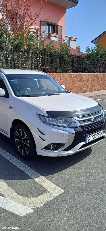 Second-hand Mitsubishi Outlander P-HEV 121 CP (88 kW) 2018 Culoarewhite SUV