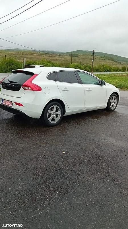 Culoarealb Utilizat 2014 Volvo V40 CC Momentum Break | 6.800 EUR (Preț bun) - Imagine 1/4