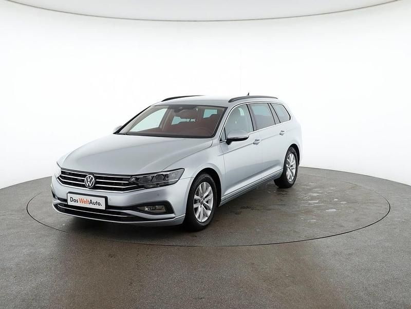 Gri mediumetalic Utilizat 2023 VW Passat Comfortline | 24.600 EUR (Preț OK) - Imagine 1/4