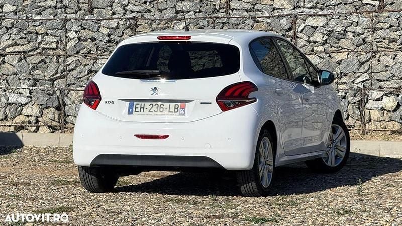 Second-hand Peugeot 208 Style 82 CP (60 kW) 2016 Culoarealb Hatchback