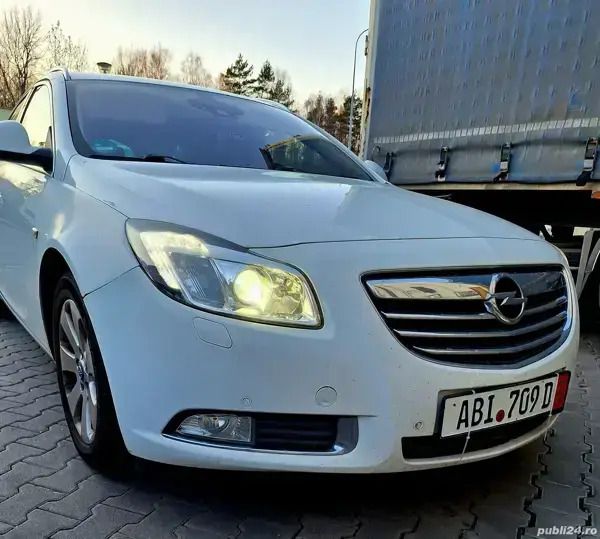 Alb Utilizat 2012 Opel Insignia Sport Break | 4.850 EUR (Puțin scump) - Imagine 1/4