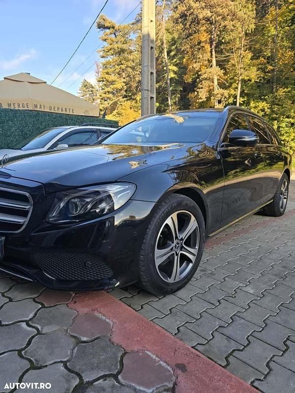 Culoarenegru Utilizat 2018 Mercedes E220 Break | 21.000 EUR (Preț bun) - Imagine 1/4