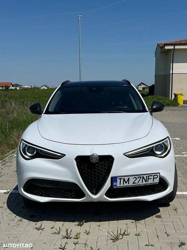 Alb Utilizat 2019 Alfa Romeo Stelvio Super SUV | 18.950 EUR (Super Preț) - Imagine 1/4