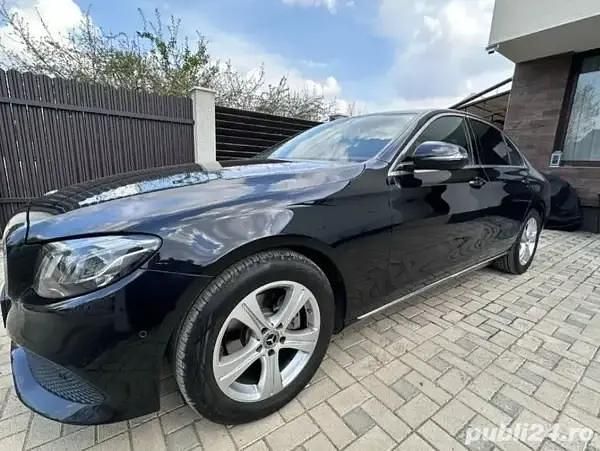 Negru Utilizat 2017 Mercedes E220 Berlinǎ | 21.800 EUR (Preț OK) - Imagine 1/4